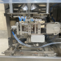 Tas Sachet Penghubung Kecepatan Tinggi Mesin Pengemasan Vertikal Otomatis Untuk Tepung Bubuk Gula Putih Dengan Roll Film